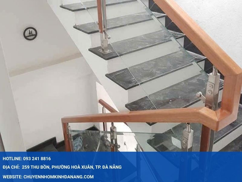 Cầu thang tay vịn giả gỗ Nhôm Kính Hưng Thịnh Đà Nẵng