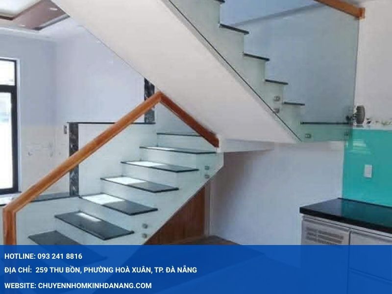 Cầu thang tay vịn giả gỗ Nhôm Kính Hưng Thịnh