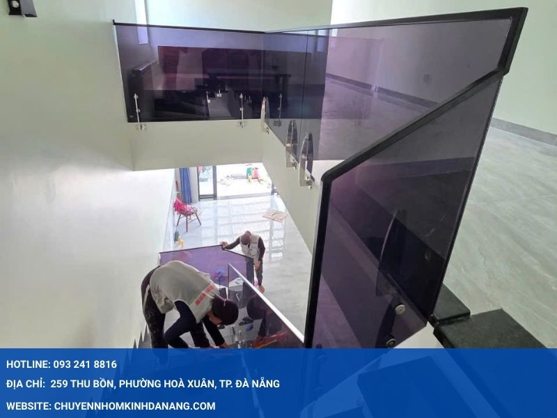 Thi công cầu thang kính cường lực Hưng Thịnh