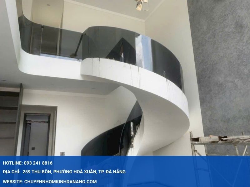 Thi công cầu thang kính cường lực Nhôm Kính Hưng Thịnh