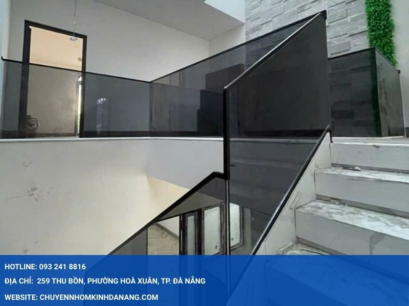 Thi công cầu thang kính cường lực Nhôm Kính Hưng Thịnh Đà Nẵng