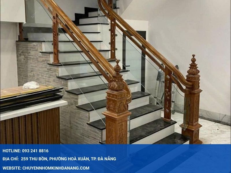 Thi công cầu thang kính tay vịn gỗ biệt thự tại Hưng Thịnh Đà Nẵng