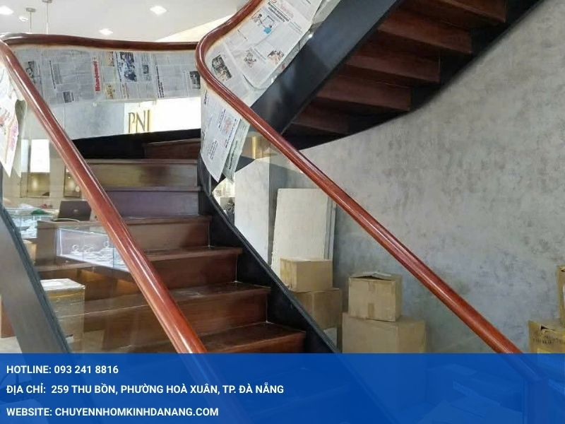 Thi công cầu thang kính tay vịn gỗ biệt thự tại Hưng Thịnh