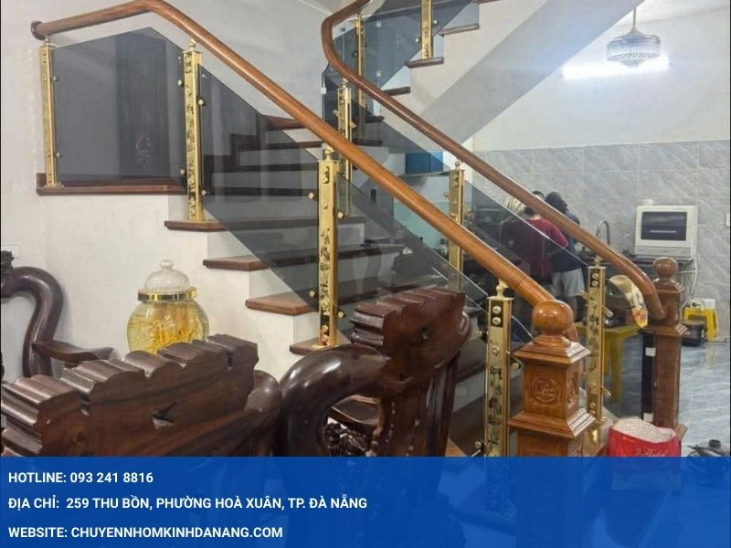 Thi công cầu thang kính tay vịn gỗ biệt thự tại Nhôm Kính Hưng Thịnh Đà Nẵng