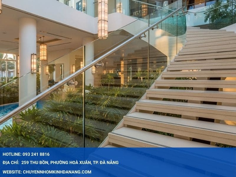 Lắp đặt lan can kính cho resort Hưng Thịnh