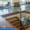 Lắp đặt lan can kính cường lực đẹp cho hành lang văn phòng