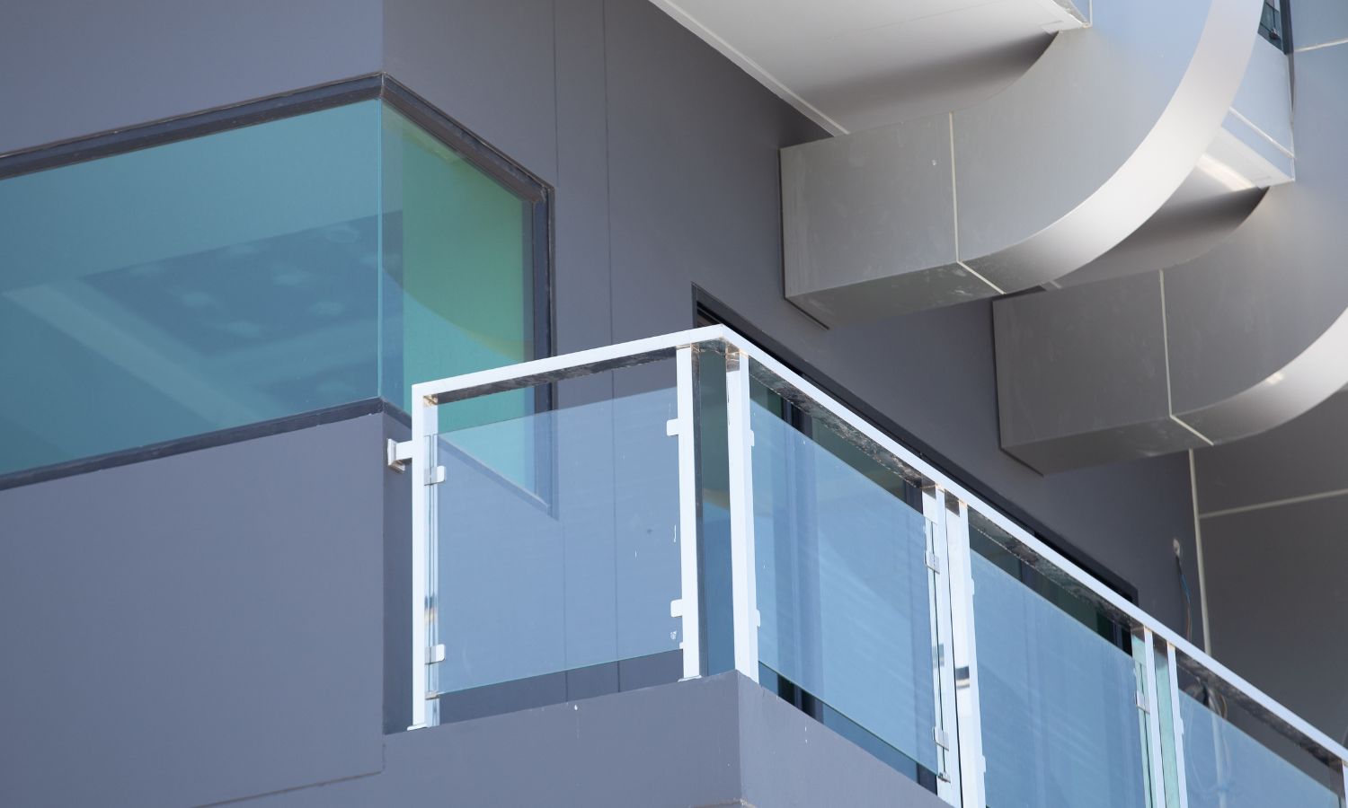 Cắt kính cường lực làm vách ngăn kính 