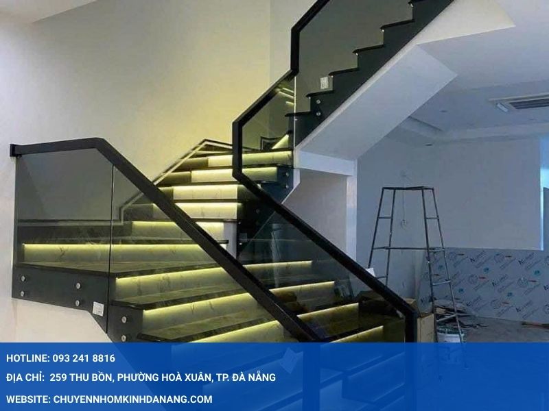 Cầu thang kính cường lực Nhôm Kính Hưng Thịnh Đà Nẵng